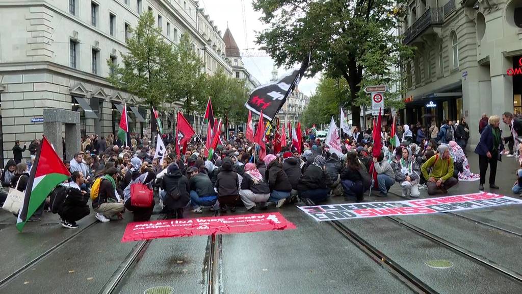 Tausend Gaza-Demonstrierende kauern in der Zürcher Bahnhofstrasse