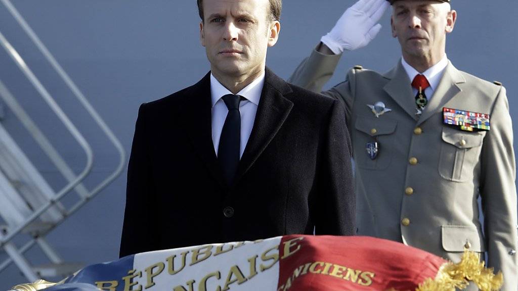 Der französische Präsident Emmanuel Macron (Mitte) will mehr Geld für das Militär ausgeben. (Archivbild)