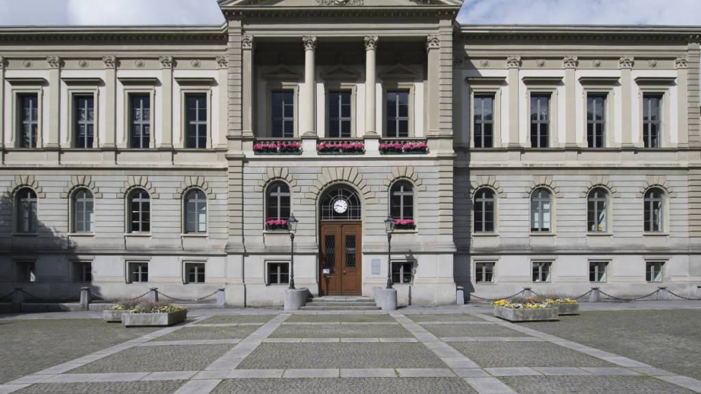 Blick auf das Rathaus Glarus, den Sitz der Glarner Regierung. Diese setzt sich für ein Kantonsreferendum gegen die Individualbesteuerung ein. (Archivbild)