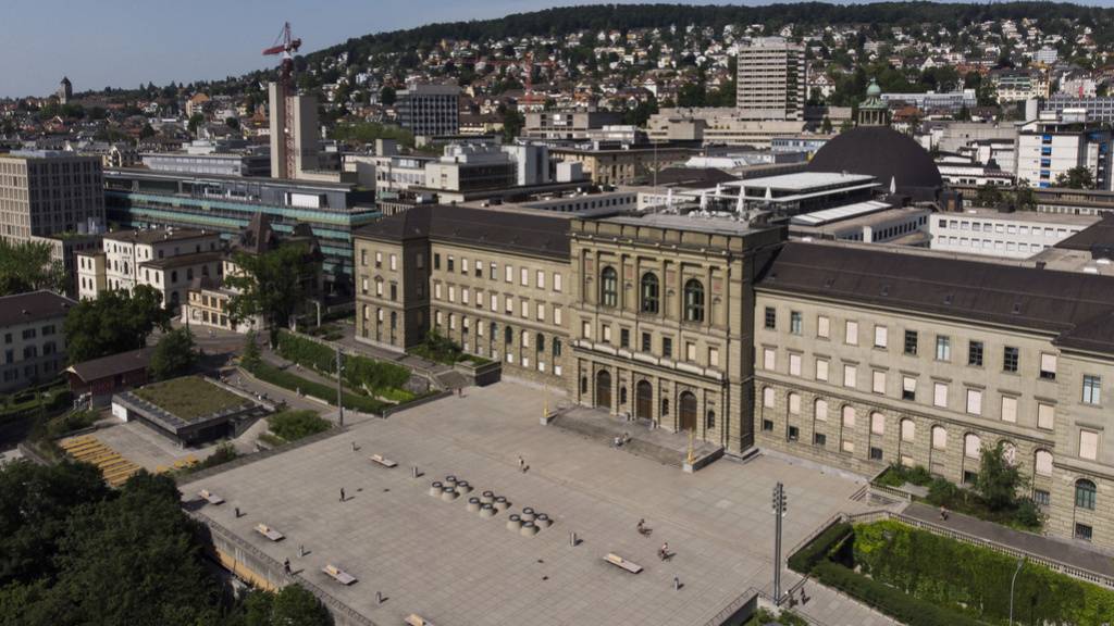 Die Rückseite des Hauptgebäudes der ETH Zürich. Wie andere Schweizer Hochschulen beschränkt die ETH für China-Reisende den Zutritt für 14 Tage nach Abreise aus China.