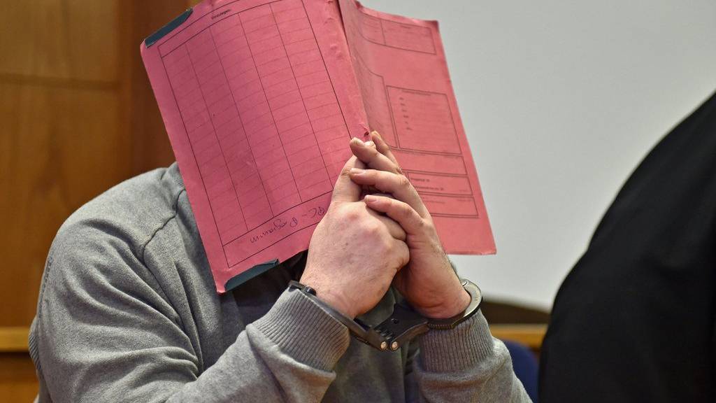 Der Verurteilte Niels H. verdeckt bei einem Gerichtstermin im Februar 2015 sein Gesicht.