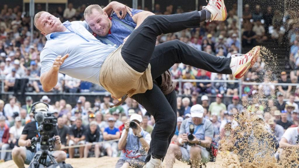 Pirmin Reichmuth (links) wie auch König Joel Wicki fehlen am Sonntag am Rigi-Schwinget