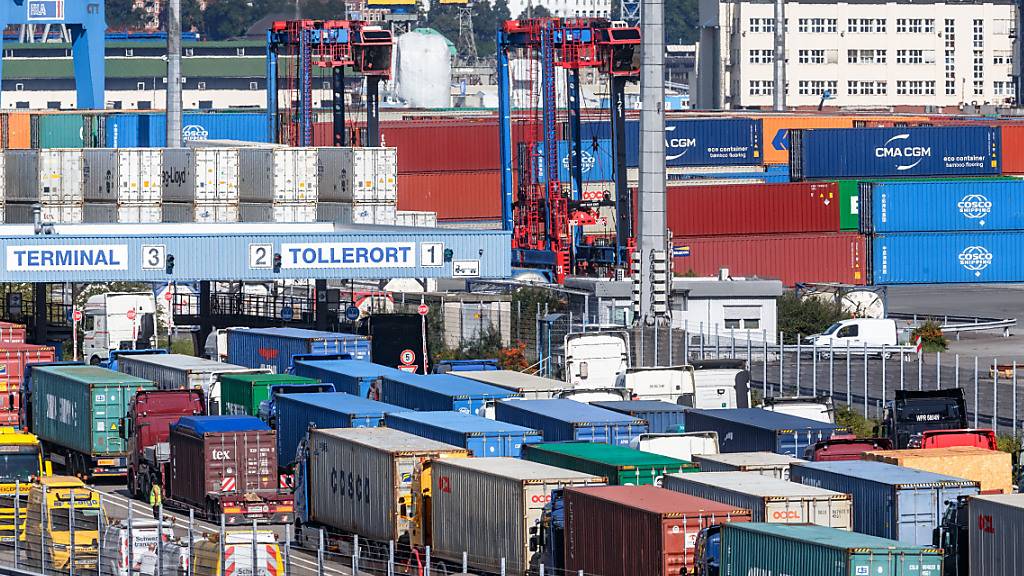 Lieferengpässe und steigende Kosten belasten die Stimmung der europäischen Unternehmen - im Bild der Hamburger Hafen. (Archivbild)