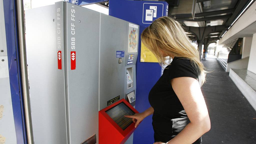 In der Region Bodensee werden immer wieder die Notenschlitze der SBB-Automaten verklebt. (Symbolbild)
