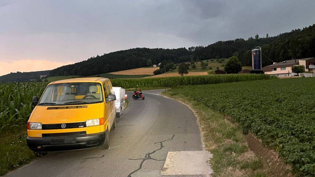 Die Streifkollision ereignete sich auf der schmalen Zügholzstrasse.