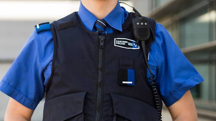 Kantonspolizei und Regionalpolizei haben am Sonntagabend in Rheinfelden AG einen mutmasslichen 16-jährigen Einbrecher gestellt, der in einen Supermarkt eingebrochen war. (Symbolbild)