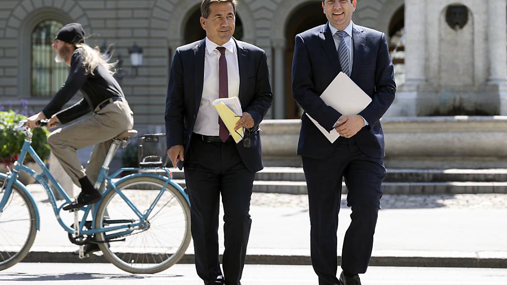 André Simonazzi (r). will nicht die Nachfolge von Walter Thurnherr (Mitte) antreten. (Archivbild)