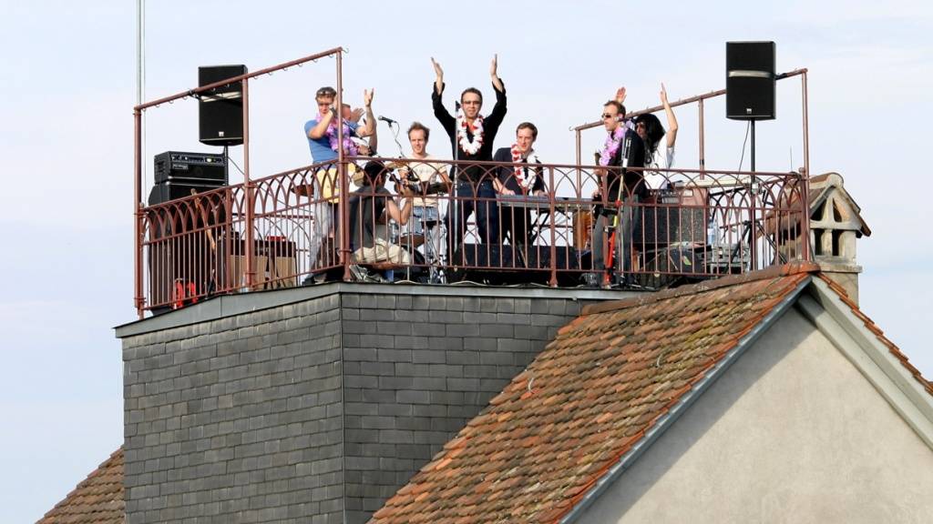 Züri West live auf einer Dachterrasse der Berner Altstadt im Jahr 2004 - damals gab es die Rockband «erst» 20 Jahre. (Archivbild)