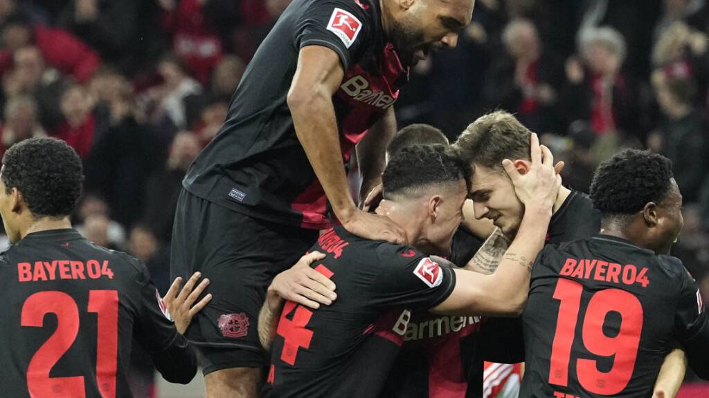 Granit Xhaka beglückwünscht Josip Stanisic nach dessen 1:0