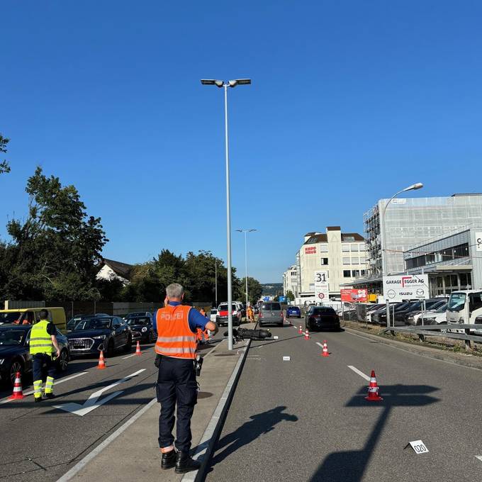 Töfffahrer (70) stürzt in Urdorf und stirbt auf Unfallstelle