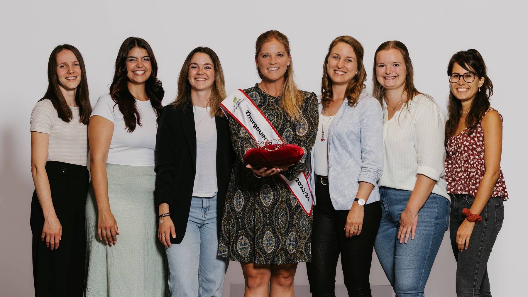 Die sechs Finalistinnen von links mit der amtierenden Apfelkönigin in der Mitte: Regula Ruckstuhl, Janina Yildiz, Nina Gehrig, Caira Imfeld,  Séverine Bischof, Seraina Schneider, Prisca Balmer