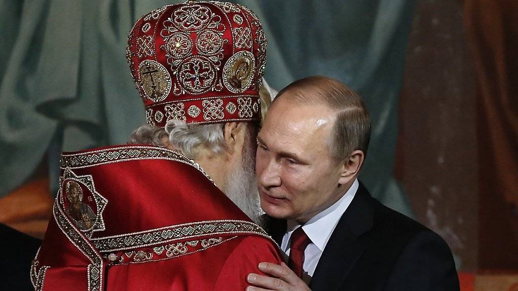 Kremlchef Wladimir Putin (rechts) nahm an der traditionellen Liturgie mit Patriarch Kirill in der Moskauer Christus-Erlöser-Kathedrale teil.