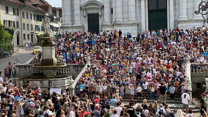 «Eine tolle Stimmung»: 800 Kinder singen auf der Solothurner St.Ursentreppe