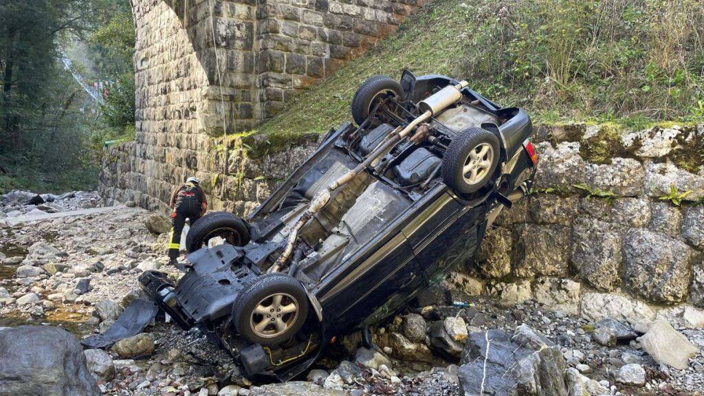 Autofahrerin übersteht in Schwyz Sturz in Bachbett unverletzt