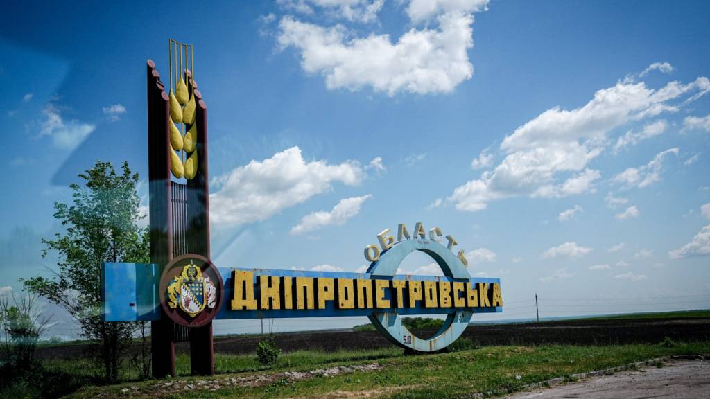 ARCHIV - Hinweisschild mit der Aufschrift Dnipropetrovsk. Foto: Kay Nietfeld/dpa