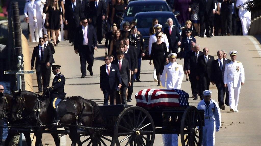 Der mit 81 verstorbene US-Senator John McCain wurde in einer privaten Zeremonie auf der Marineakademie in Annapolis im US-Staat Maryland beigesetzt.