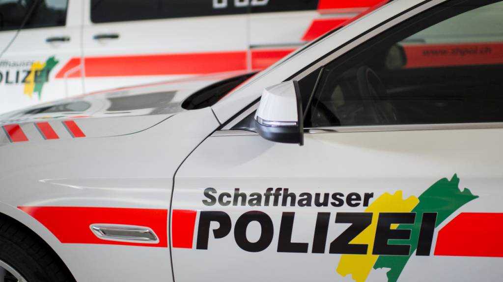 Bei einer seitlichen Kollision auf der Büsingerstrasse in Schaffhausen wurden laut Polizei am Dienstagabend zwei Personen durch herumfliegende Glassplitter verletzt. (Archivbild)