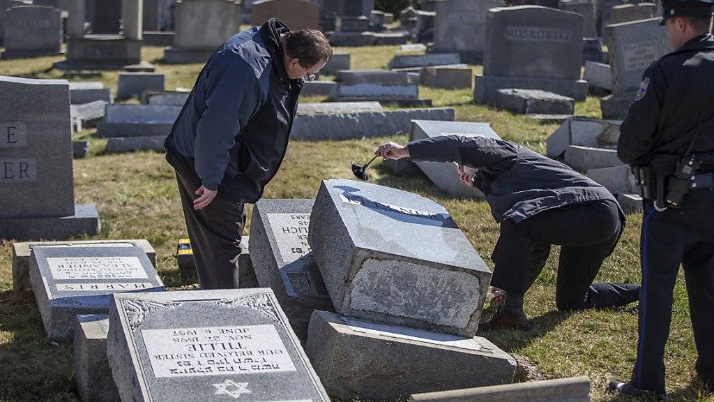 Polizisten begutachten den Schaden im jüdischen Friedhof Mount Carmel in Philadelphia.