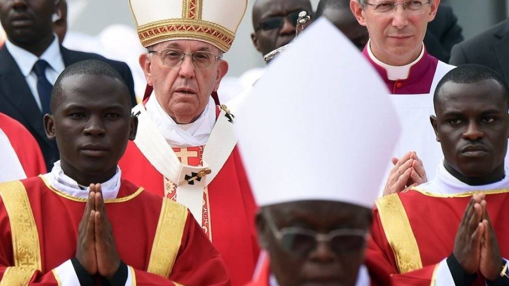 Papst Franziskus (3. von links) am Samstag bei einer Messe am Schrein der Märtyrer von Namugongo bei Kampala in Uganda.