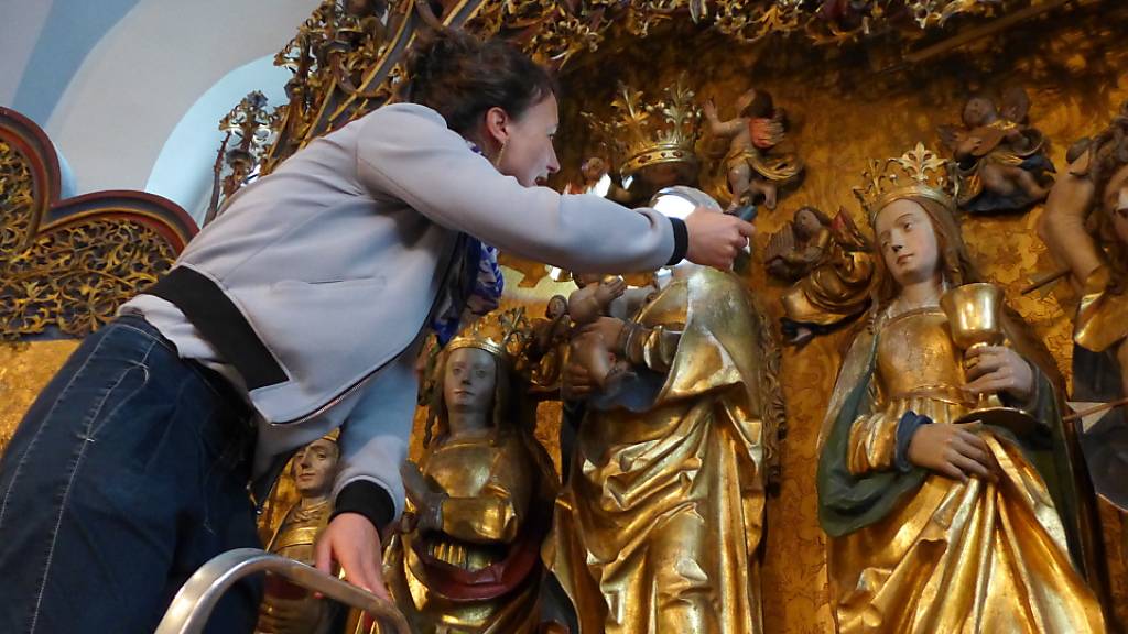 Die Professorin und Projektleiterin Karolina Soppa untersuchte den wertvollen Flügelaltar genau, bevor er evakuiert und restauriert wurde.