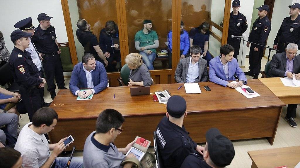 Die Angeklagten im Mordfall des russischen Oppositionellen Boris Nemzow warten in einem Glaskasten im Gerichtssaal auf ihr Urteil.