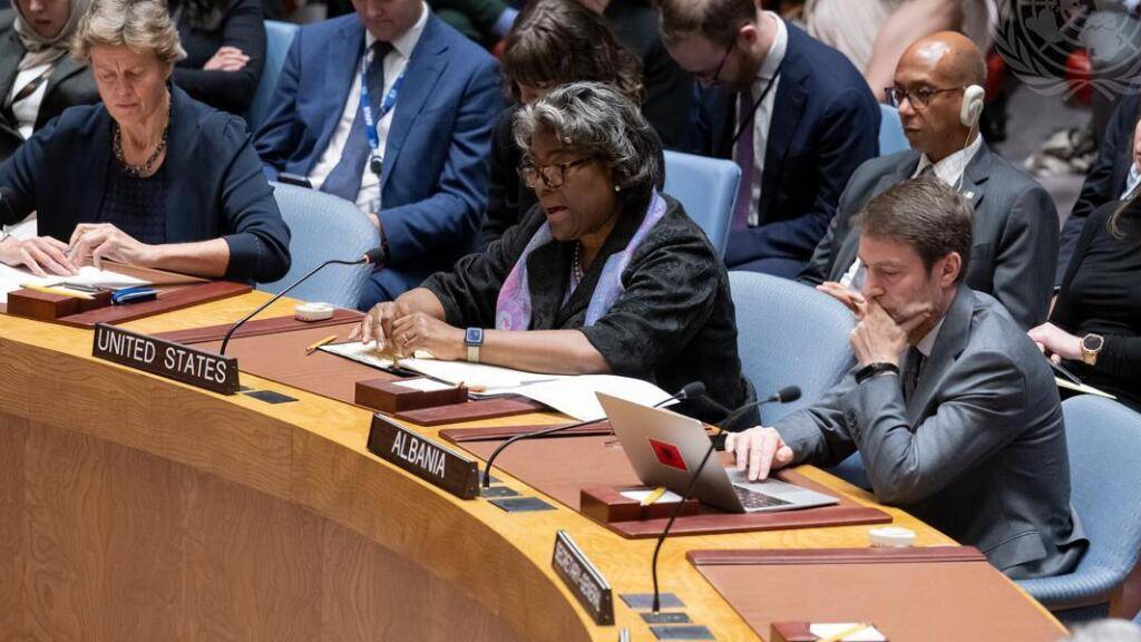 HANDOUT - Die UN-Botschafterin der USA Linda Thomas-Greenfield (M) spricht auf einer Sitzung des Weltsicherheitsrats in New York. Foto: Manuel ElÌas/UN Photo/dpa - ACHTUNG: Nur zur redaktionellen Verwendung und nur mit vollst‰ndiger Nennung des vorstehenden Credits