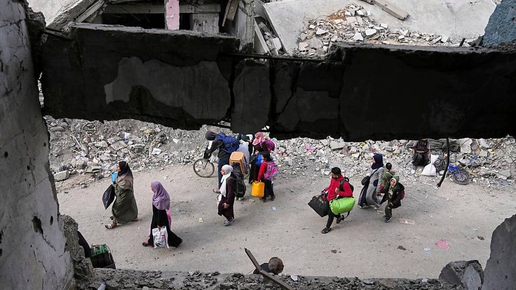 Vertriebene Palästinenser fliehen in den Westen von Gaza-Stadt. Foto: Jehad Alshrafi/AP/dpa