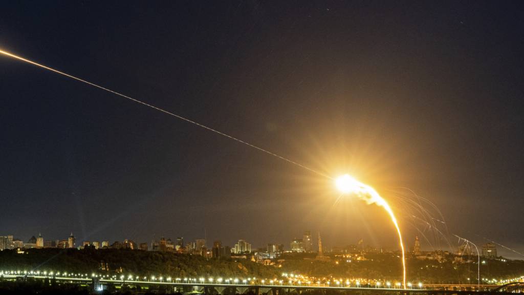 ARCHIV - Die ukrainische Luftabwehr fängt bei einem russischen Luftangriff auf die ukrainische Hauptstadt eine Drohne in der Luft ab. (Archivbild) Foto: Evgeniy Maloletka/AP/dpa