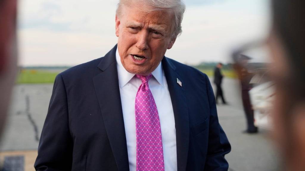 US-Präsident Donald Trump spricht mit Reportern vor dem Einsteigen in die Air Force One. Foto: Alex Brandon/AP/dpa