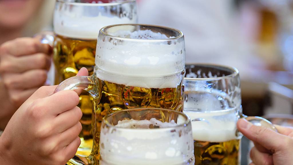 Es wird mit Bierkrügen angestossen