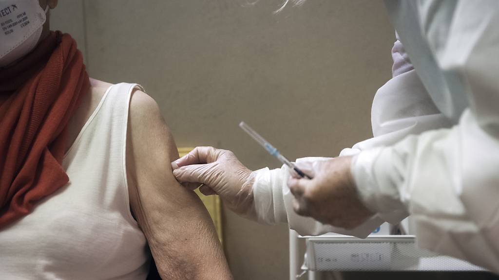 Corona-Impfstoffe haben laut einer wissenschaftlichen Einschätzung in Europa und Ländern der ehemaligen Sowjetunion seit Ende 2020 mehr als eine Million Leben gerettet. Das geht aus einem am Montag veröffentlichten Bericht der Weltgesundheitsorganisation WHO hervor. (Archivbild)