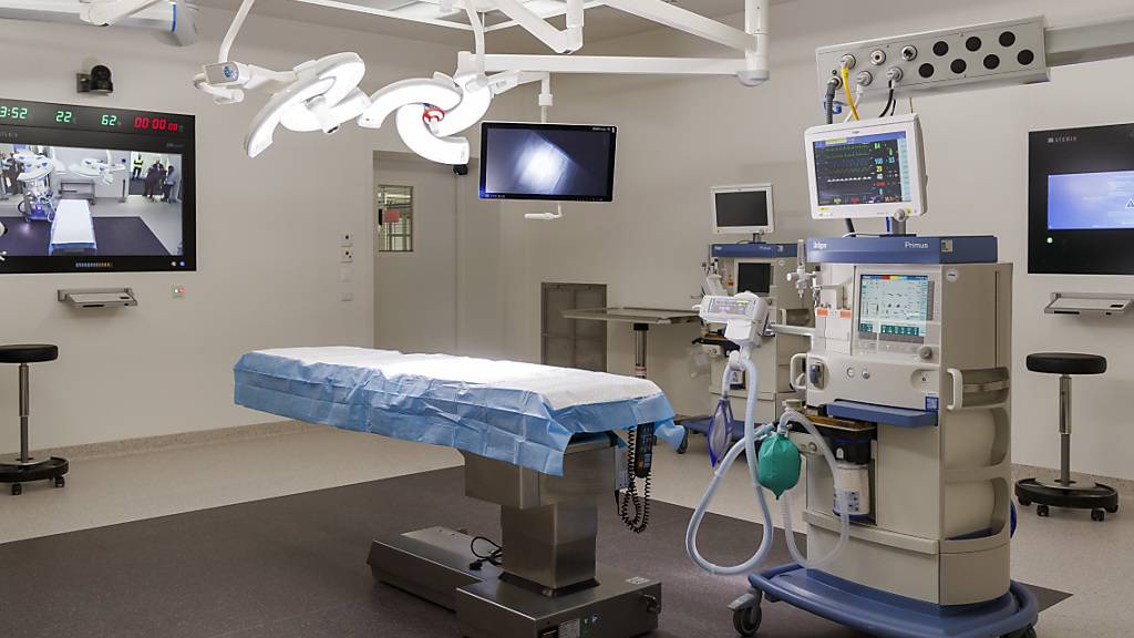 Blick in einen Operationssaal: Geht es nach dem Kanton Luzern, sollen medizinische Eingriffe wenn möglich ambulant vorgenommen werden. (Symbolbild)
