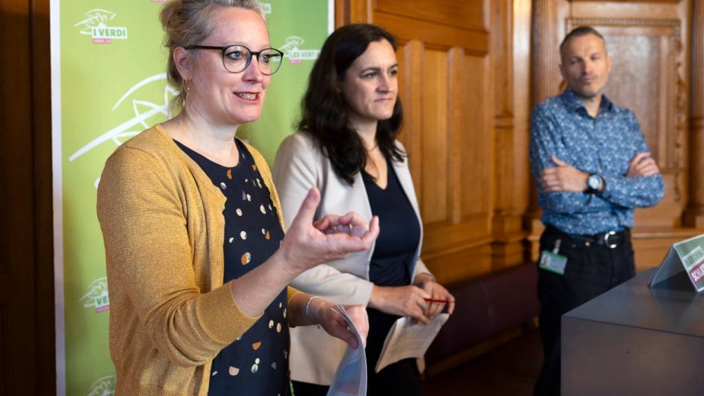 Grünen-Fraktionschefin Aline Trede (im Vordergrund) fordert zusammen mit Nationalrätin Marionna Schlatter (ZH) und Christophe Clivaz (VS), unverzüglich einen nationalen Klimagipfel zu organisieren.