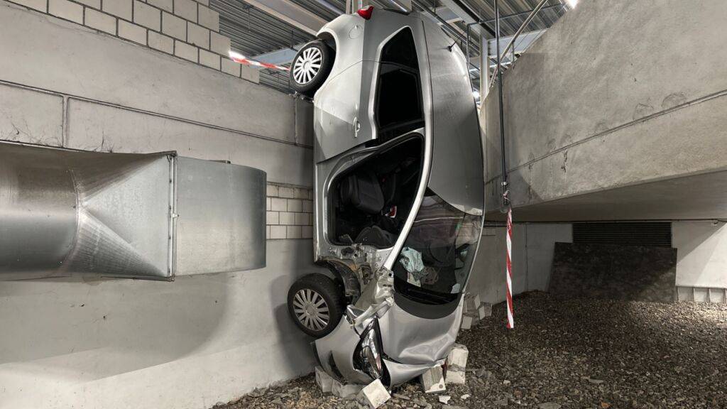 Nach dem Zusammenstoss mit einem anderen Personenwagen stürzte ein Auto in einem Parkhaus in Füllinsdorf im Baselbiet drei Meter in Tiefe. Dabei wurden die Insassen verletzt.