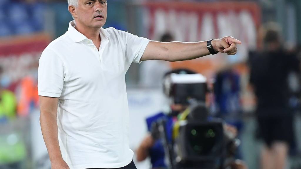 Casual zum Auftaktsieg: José Mourinho gibt sich bei seinem Einstand als Roma-Coach kleidungstechnisch lässig und darf sich über einen Sieg freuen
