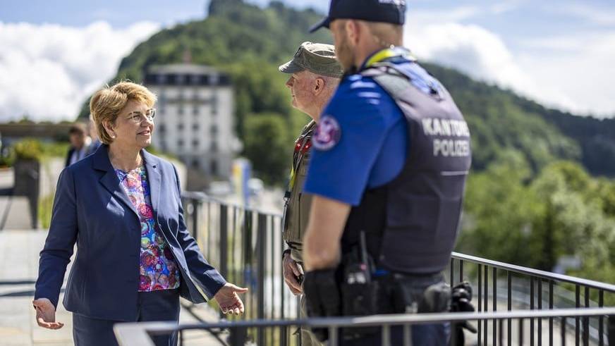 Bundespräsidentin Viola Amherd spricht am Rande des Bürgenstock-Gipfels mit Polizisten.