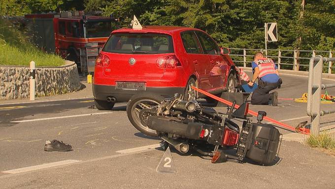 Töfffahrer gerät unter Auto und stirbt