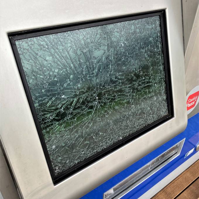 Kaum aufgestellt, ist der Billettautomat der Limmattalbahn schon zerstört