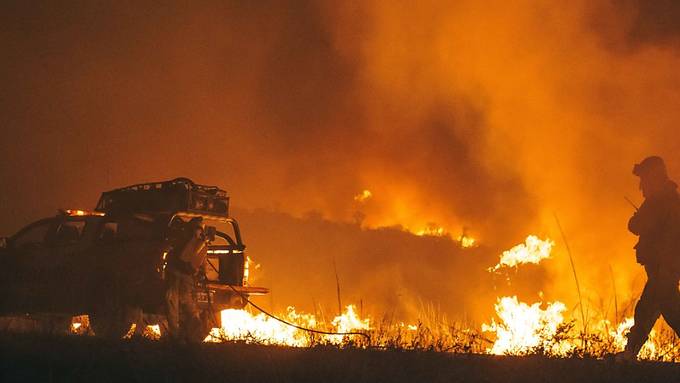 Feuerwehr kämpft gegen Tausende Brände
