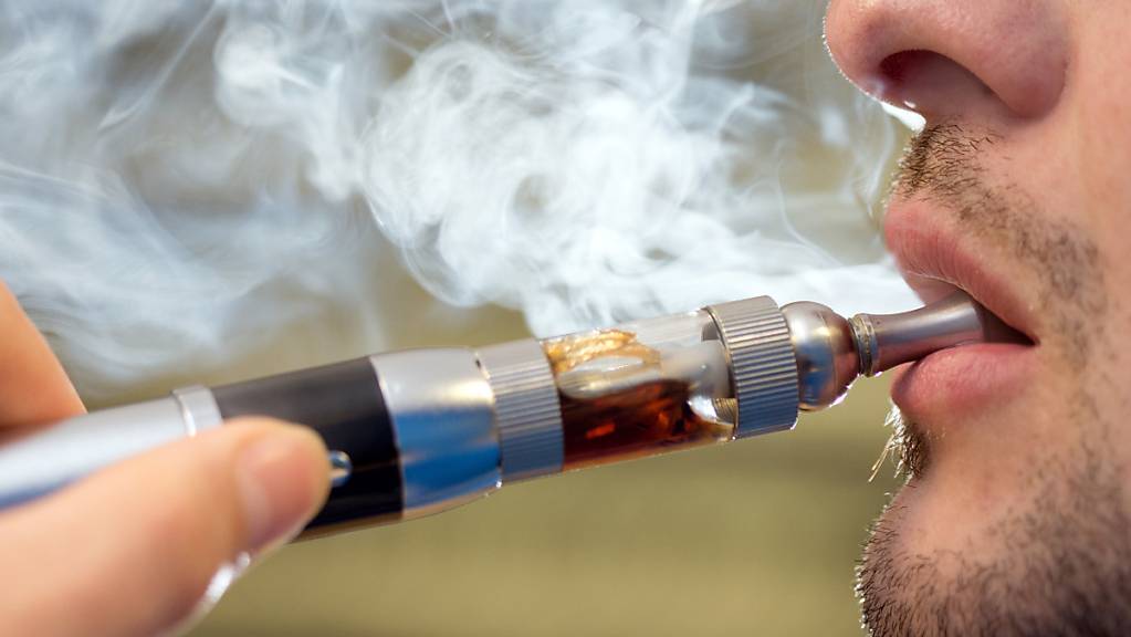 Auch das Dampfen mit E-Zigaretten erhöht das Risiko von Lungenerkrankungen. (Archivbild)