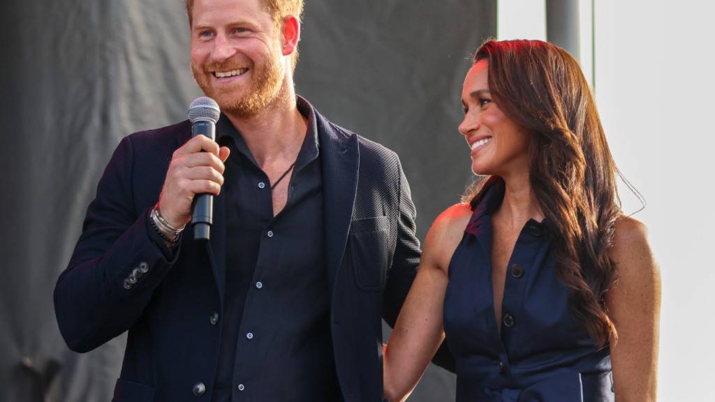 ARCHIV - Prinz Harry und Meghan, der Herzog und die Herzogin von Sussex, betreten die Bühne des One805 Live-Konzerts auf dem Anwesen von Filmstar Costner in Summerland, Kalifornien, wo Harry den «Heart of the Community»-Award überreichen wollte. Foto: Amy Katz/ZUMA Press Wire/dpa