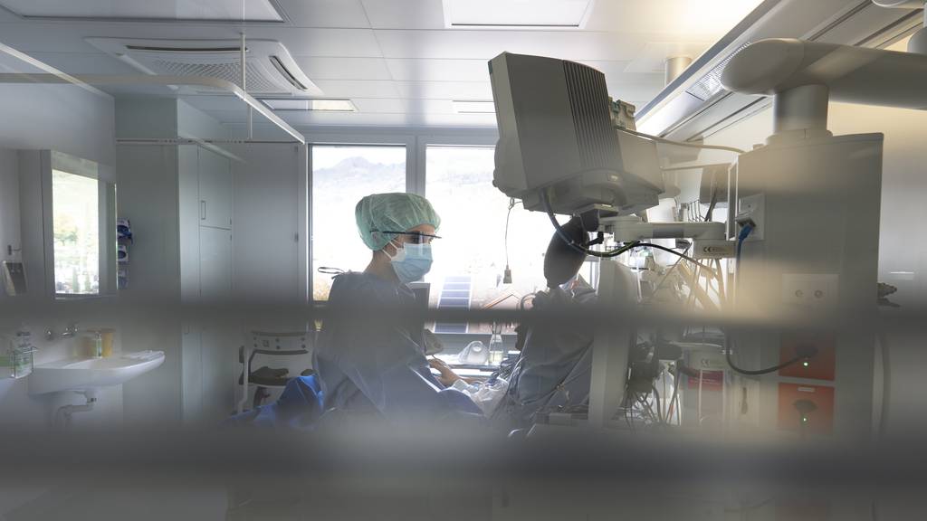 Steigen die Hospitalisierungen weiterhin so an, werden die Intensivstationen in den Schweizer Spitäler bald voll sein.