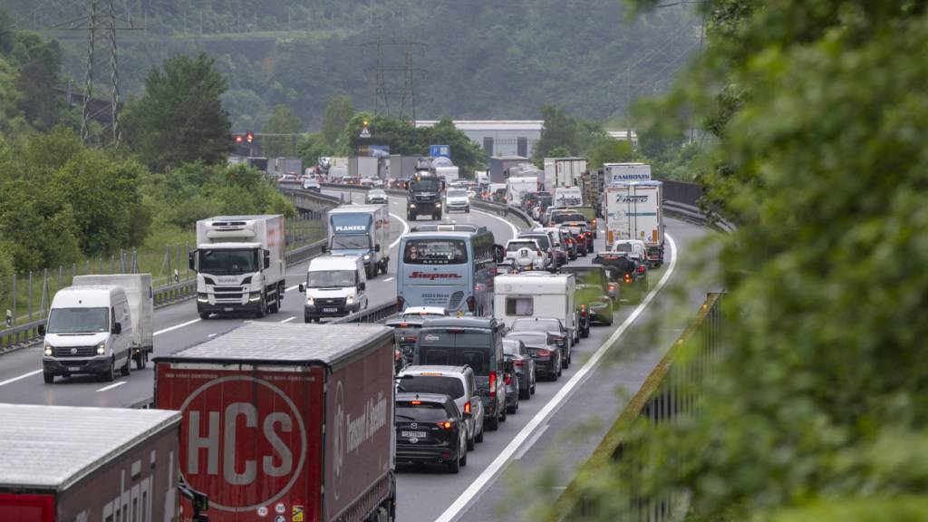 Mit zunehmendem Reiseverkehr in Richtung Süden beginnt am Gotthard-Nordportal die Stausaison. (Archivbild)