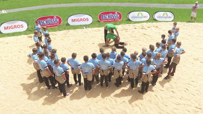 «Königscamp» in Wildhaus – 80 Nachwuchsschwinger lernen von Toggenburger Sägemehl-Stars