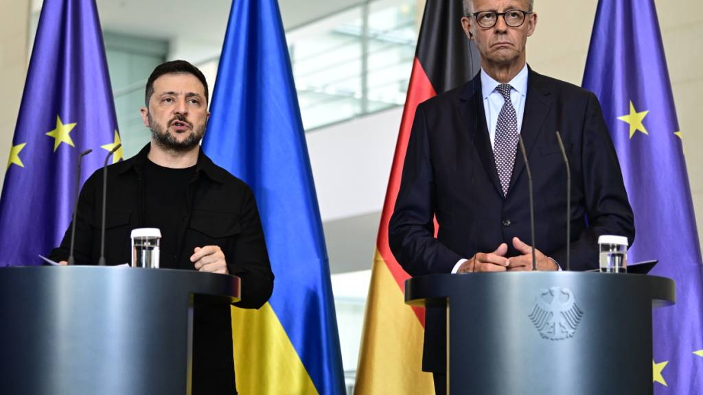 Wolodymyr Selenskyj (l), Präsident der Ukraine und Bundeskanzler Friedrich Merz (CDU, r) geben ein Statement. Selenskyj nimmt an virtuellen Beratungen europäischer Staats- und Regierungschefs mit Blick auf das Treffen von US-Präsident Trump und dem russischen Präsidenten Putin teil. Foto: Fabian Sommer/dpa