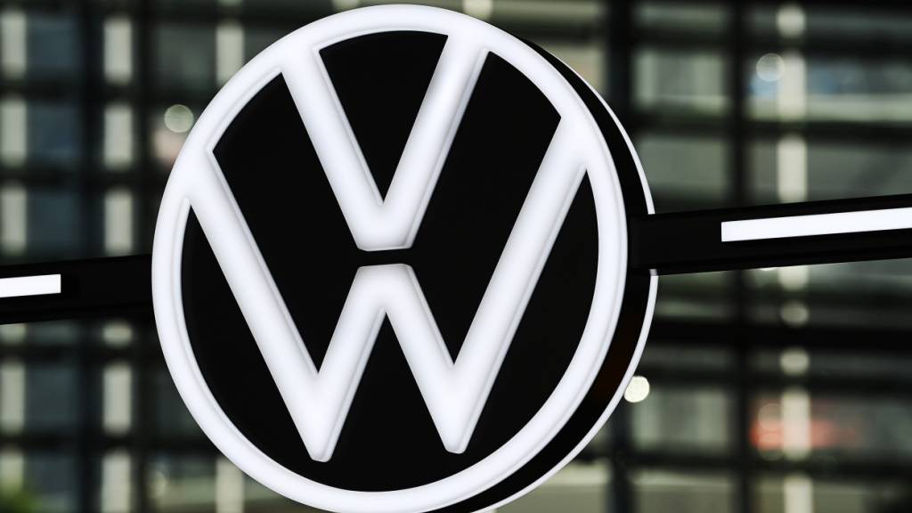 VW und die Tochtermarken Audi, Seat und Skoda müssten wegen Problemen im Lenkungssystem Millionen von Fahrzeugen in die Garage zurückrufen. In der Schweiz dürften davon über 50'000 Fahrzeuge betroffen sein.(Symbolbild)