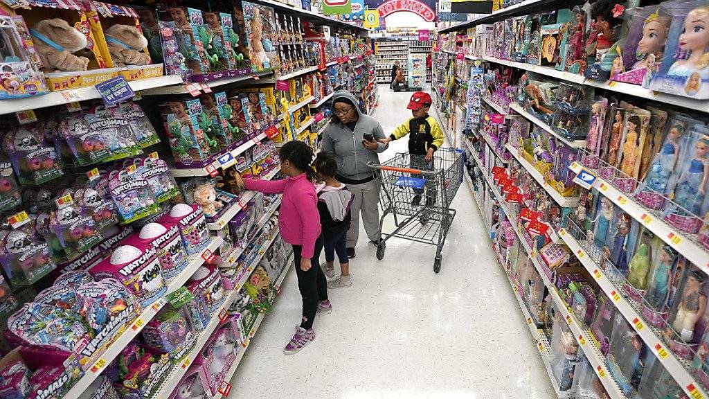 Die US-Konsumenten kaufen bei Walmart vermehrt übers Internet ein. Das Online-Geschäft der weltgrössten Supermarktkette boomt.(Archivbild)