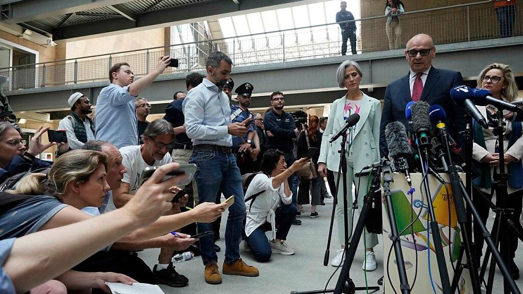 Lumumbas Anwalt Carlo Pacelli (2.v.r) spricht mit Reportern nach der Anhörung im Gerichtssaal in Florenz. Mehr als 15 Jahre nach dem Mord an einer britischen Austauschstudentin in Italien kehrt die freigesprochene einstige Hauptverdächtige vor ein italienisches Gericht zurück. Foto: Antonio Calanni/AP/dpa