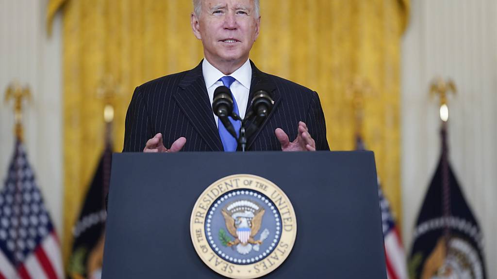 Joe Biden spricht während einer Veranstaltung im East Room des Weißen Hauses. Foto: Evan Vucci/AP/dpa