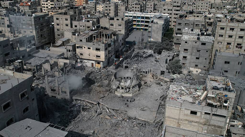 Die Überreste der Ahmed-Jassin-Moschee. Israel hat als Reaktion auf den massiven Angriff durch die Hamas Luftangriffe im Gazastreifen durchgeführt. Foto: Mohammed Talatene/dpa